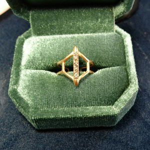 Gold ring with sparkles